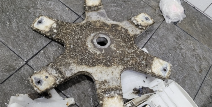 세탁기 거미대(스파이더) 오염